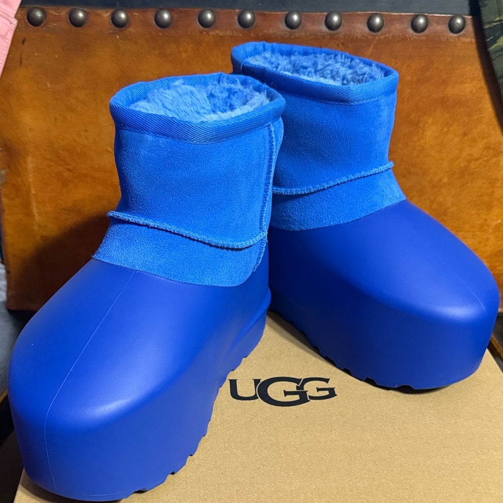 UGG Cozy Electric Blue Mini Pumped Molded Winter Boots
